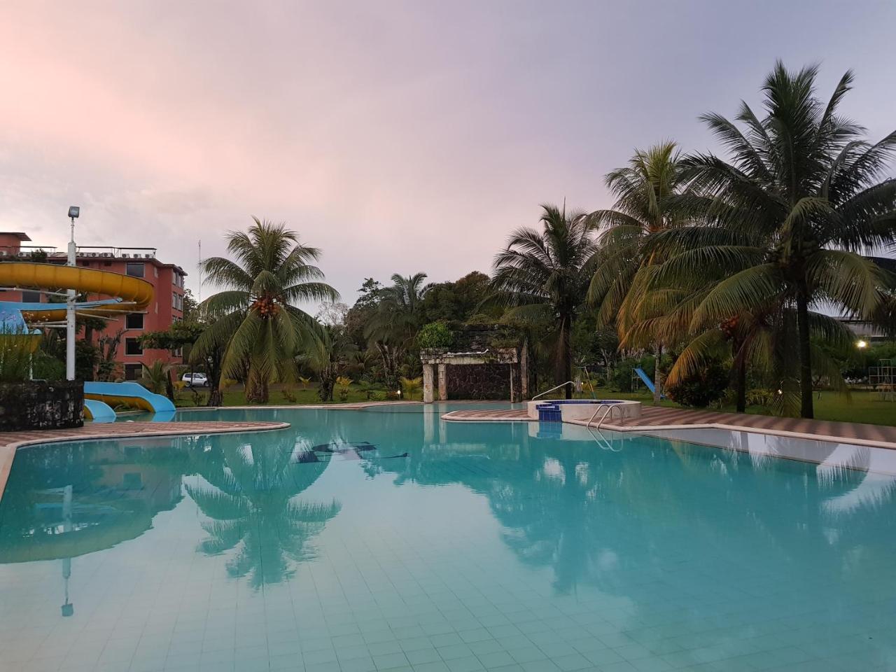 Gran Hotel De Lago - Lago Agrio นวยบาโลฮา ภายนอก รูปภาพ